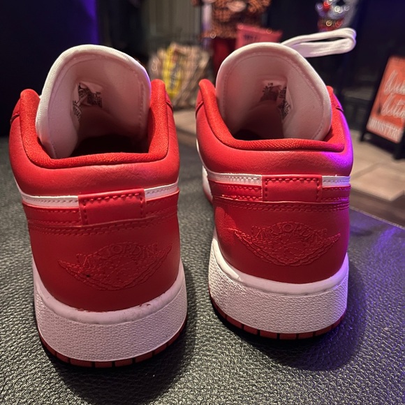 NIKE AIR JORDAN 1 LOW GYM RED WHITE GS SNEAKERS YOUTH 5.5Y/ WOMENS 7- 7.5 - Picture 4 of 7